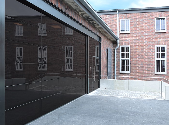 Horman ALR 42 vitraplan glazed sectional door and side door
