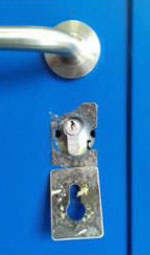Self-adhesive escutcheon and contract cylinder - 30 seconds to break
